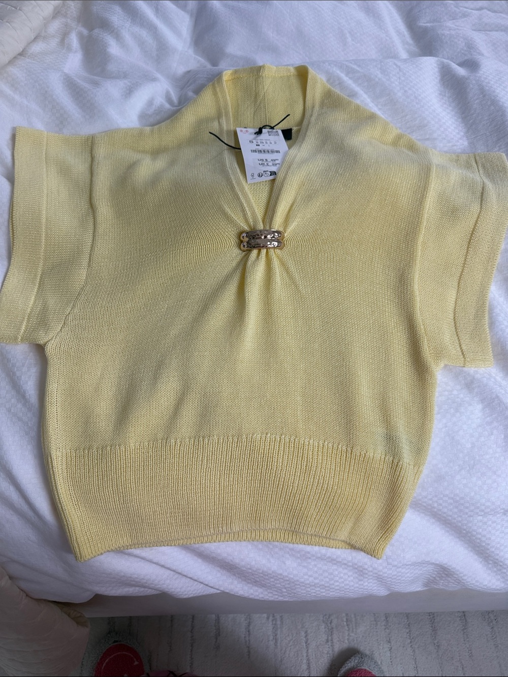 Zara Pale Yellow V-Neck Short Sleeve Sweater with Decorative Clasp